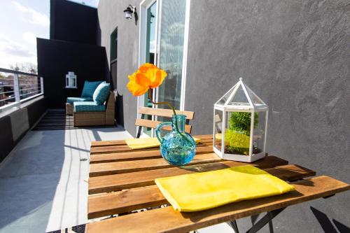 Walkable - Restaurants - Large Patio - Ac