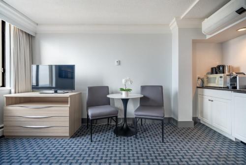 Iekārtas, Century Plaza Hotel in Vancouver (BC)
