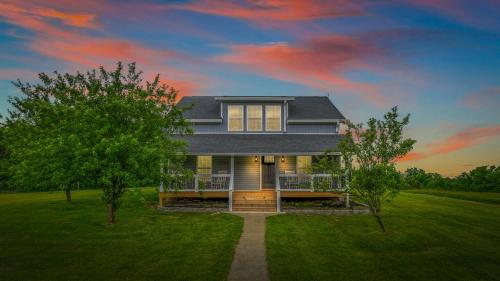 . Spacious Home 4BR Fire Pit, Patio Hot Tub