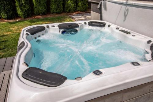 Prime Location Home with Hot Tub l Midtown Prime Location Home with Hot Tub l Midtown