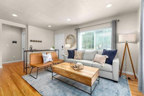 Prime Location Home with Hot Tub l Midtown Prime Location Home with Hot Tub l Midtown