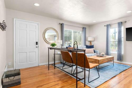 Prime Location Home with Hot Tub l Midtown Prime Location Home with Hot Tub l Midtown