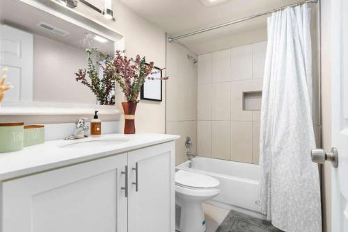 Prime Location Home with Hot Tub l Midtown Prime Location Home with Hot Tub l Midtown