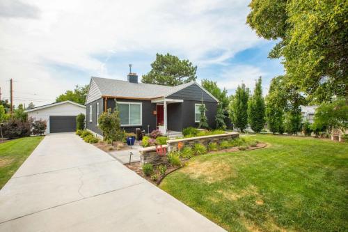 Prime Location Home with Hot Tub l Midtown Prime Location Home with Hot Tub l Midtown