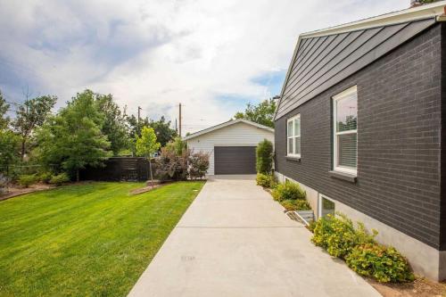 Prime Location Home with Hot Tub l Midtown Prime Location Home with Hot Tub l Midtown