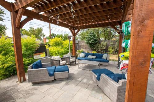 Prime Location Home with Hot Tub l Midtown Prime Location Home with Hot Tub l Midtown