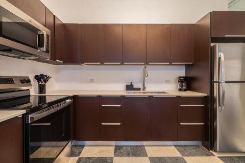 Soho House Private Patio Luxury 2BD Appartment - image 9