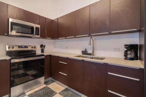 Soho House Private Patio Luxury 2BD Appartment - image 4