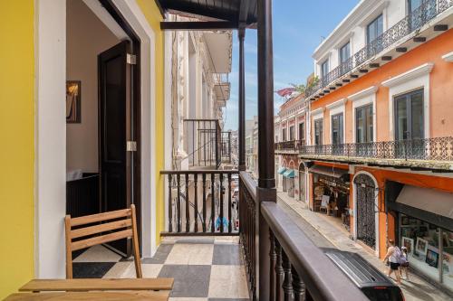 Soho House Private Patio Luxury 2BD Appartment - image 11