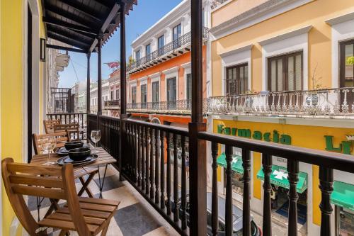 Soho House Private Patio Luxury 2BD Appartment - image 14