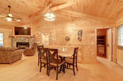 Hot Tub and Fire Pit Secluded Blue Ridge Cabin! in Blue Ridge, USA