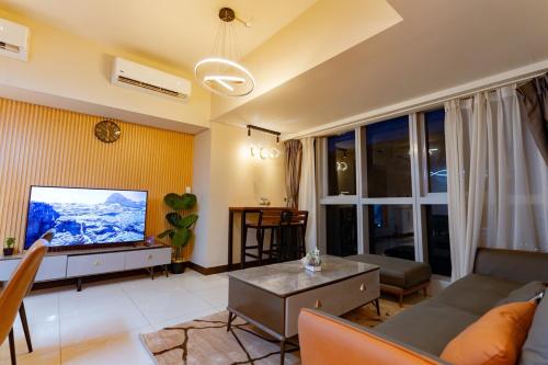 Spacious 3BR Suite in Uptown BGC with King Size Bed, near Malls and Restaurants, Manila