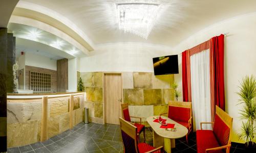 Ieeja, Wellness Hotel Hluboký Dvůr (Wellness Hotel Hluboky Dvur) in Dolani