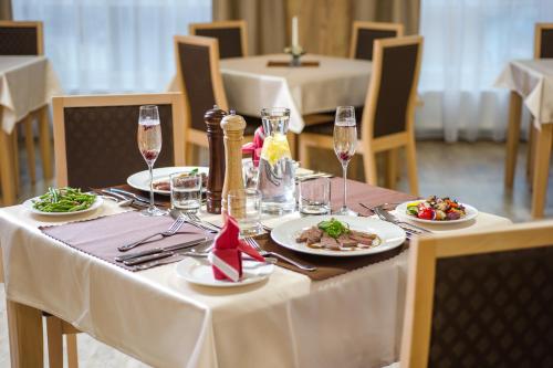 Restorāns, Wellness Hotel Hluboký Dvůr (Wellness Hotel Hluboky Dvur) in Dolani