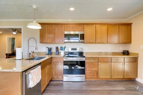 Modern Retreat Near Smoky Mtns and Asheville! - image 13