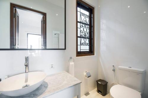 Gorgeous 2 Bed Pool Villa Walk to Seminyak Beach - image 2