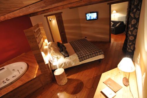 1 king bed, 1 sofa bed