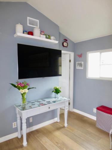 Claudine's Room for rent in Santa Barbara CA thumb 4