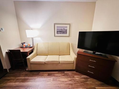 Efficiency King Suite - Accessible/Non-Smoking image 3