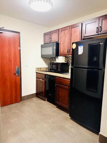 Efficiency King Suite - Accessible/Non-Smoking image 1