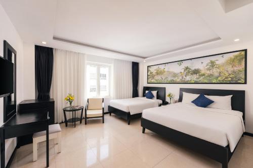 Deluxe Triple Room room in Kamala Hotel & Apartment Da Nang