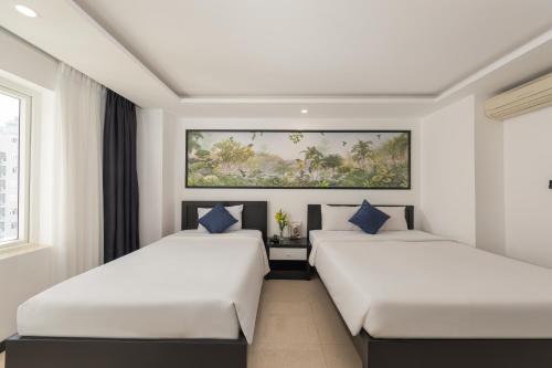 Deluxe Triple Room image 3