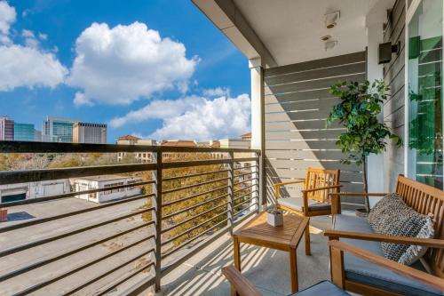 San Antonio Fiesta Condo on Riverwalk wKing Ste near พิพิธภัณฑ์ศิลปะซานแอนโตนิโอ