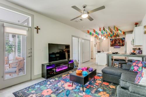 San Antonio Fiesta Condo on Riverwalk wKing Ste near พิพิธภัณฑ์ศิลปะซานแอนโตนิโอ