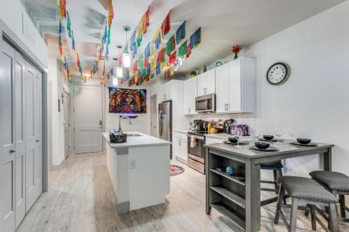 San Antonio Fiesta Condo on Riverwalk wKing Ste near พิพิธภัณฑ์ศิลปะซานแอนโตนิโอ