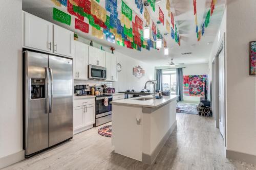 San Antonio Fiesta Condo on Riverwalk wKing Ste near พิพิธภัณฑ์ศิลปะซานแอนโตนิโอ