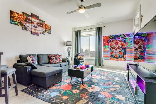 San Antonio Fiesta Condo on Riverwalk wKing Ste near พิพิธภัณฑ์ศิลปะซานแอนโตนิโอ