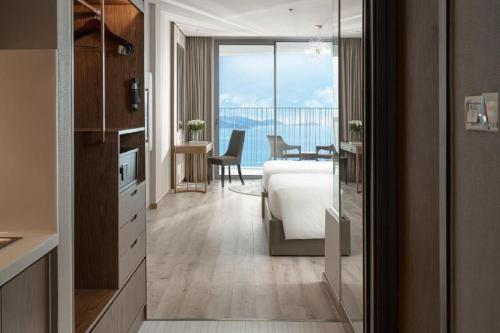 Deluxe Twin Room with Sea View image 3
