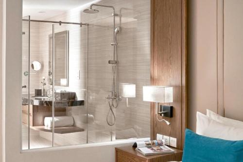 Deluxe Twin Room with Sea View image 7