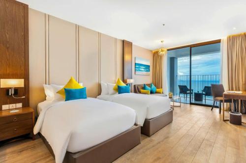 Deluxe Twin Room with Sea View image 8