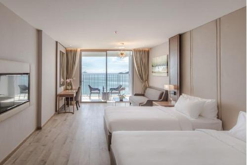 Deluxe Twin Room with Sea View image 1