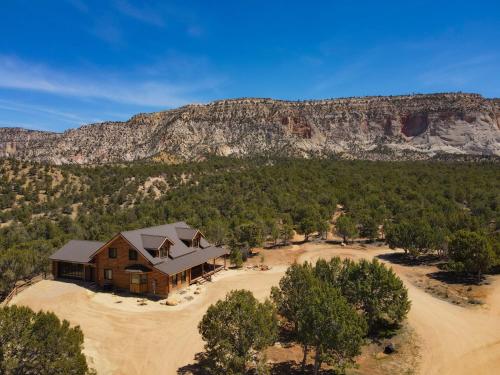 Pinyon Ridge Ranch Near Zion NP Hot Tub Pets OK - image 3