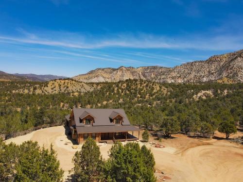 Pinyon Ridge Ranch Near Zion NP Hot Tub Pets OK - image 6