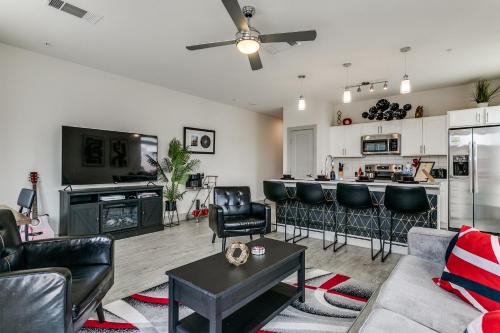 Stunning Condo facing Riverwalk with King Suite, Pet Friendly, free Parking Centrally Located in San Antonio, USA