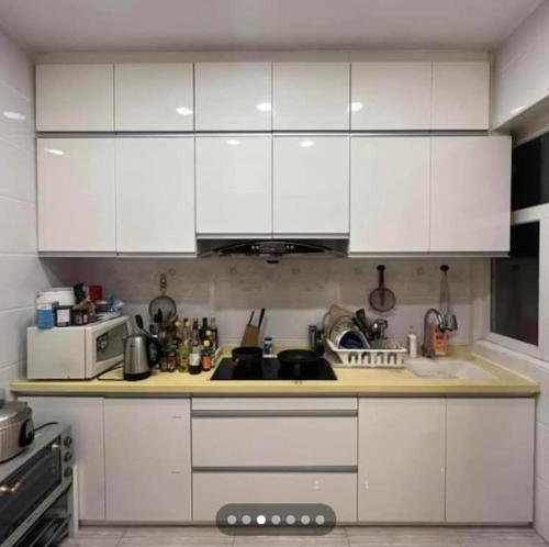 Stylish Central HK Flat with Balcony