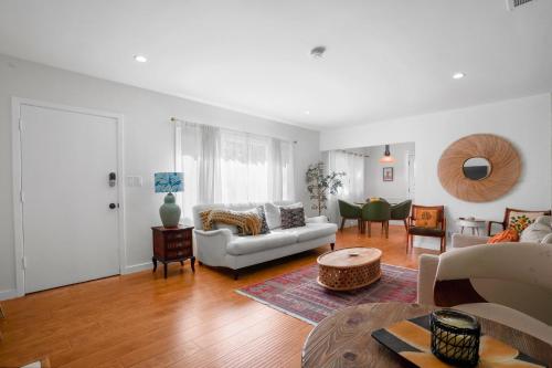 Villa La Verde - Newly Designed 4BR Villa with Pool & Guesthouse by Topanga, Los Angeles (zdjęcie 9)