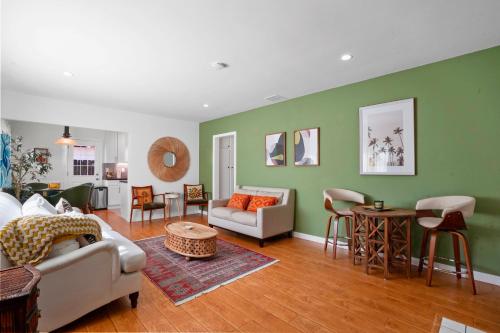 Villa La Verde - Newly Designed 4BR Villa with Pool & Guesthouse by Topanga, Los Angeles (zdjęcie 8)