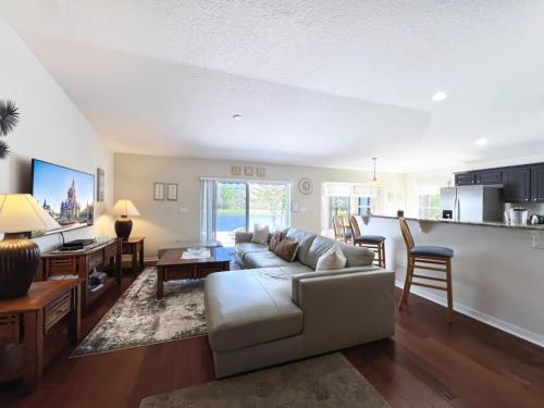 Lovely Lakeside 4-Bed Pool Home at Villa Sol-3125 home in Kissimmee, USA
