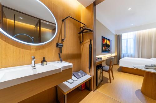 room detail thumbnail 2