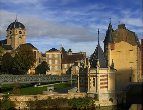 Les 3 petites pommes in Alencon