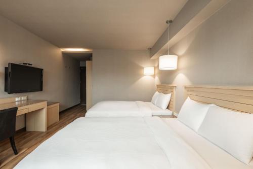 Superior Quadruple Room image 4