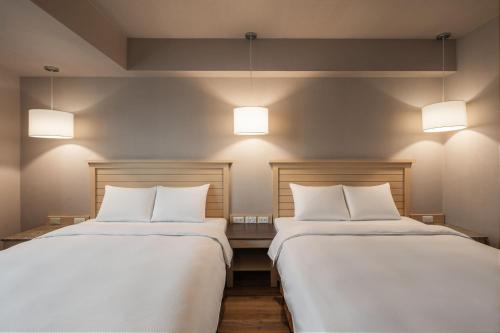Standard Quadruple Room image 2