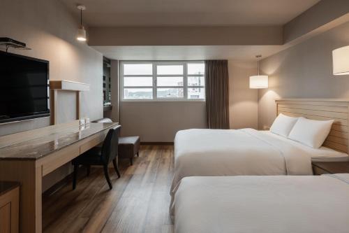 Standard Quadruple Room image 4