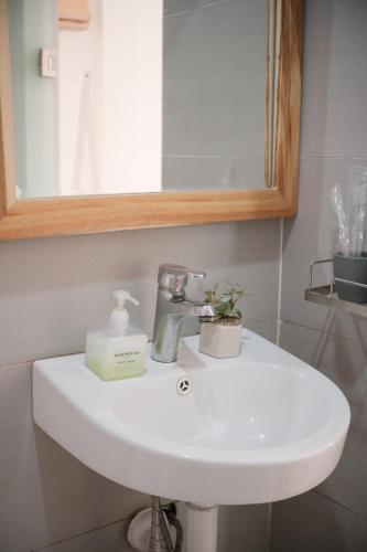 Double Room with Balcony image 2
