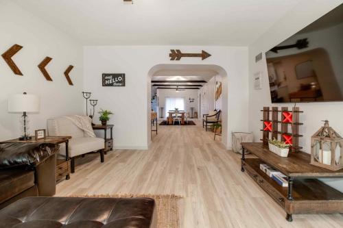 Nice East Side 3BR 2BA WIFI SMART TV Nice East Side 3BR 2BA WIFI SMART TV