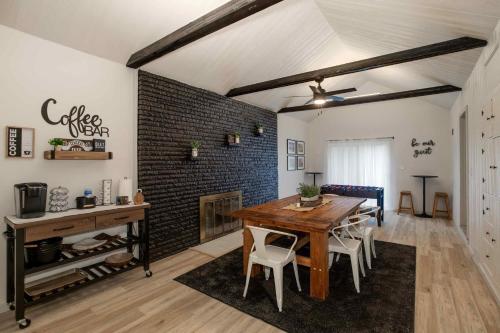 Nice East Side 3BR 2BA WIFI SMART TV Nice East Side 3BR 2BA WIFI SMART TV